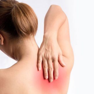 Біль під правою лопаткою ззаду – причина та лікування