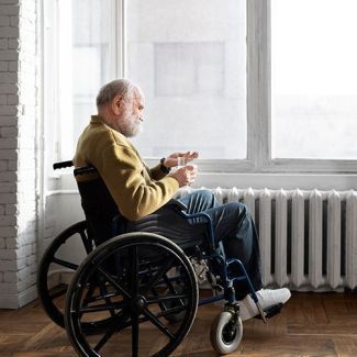 Як вибрати інвалідний візок для літньої людини?