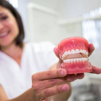 Преимущества клея для зубных протезов