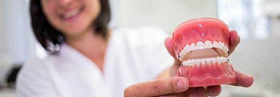 Преимущества клея для зубных протезов