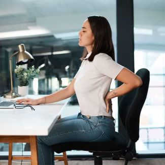 Спина быстро устает: как поддерживать осанку во время работы и учебы